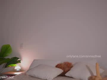 girl
        annie_dreams cam image #6887398