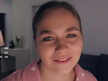 girl
        adelbelch cam image #5697421
