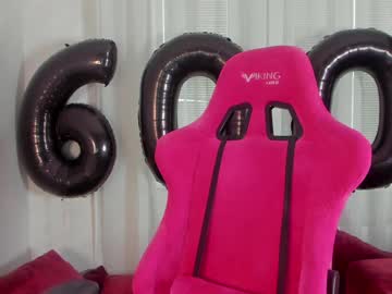 girl
        angelina_new cam image #2198081