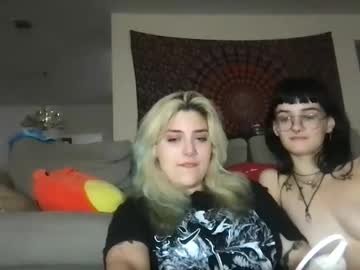 couple
        snowxbunny1228 cam image #4890471