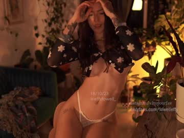 girl
        effylowell_ cam image #2656575