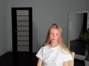 girl
        phoebepaw cam image #5519716