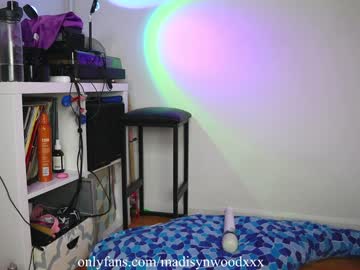 girl
        madisynwood cam image #1587104