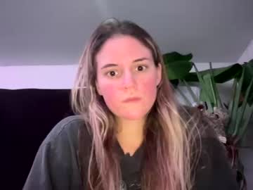 girl
        bananascoconutz cam image #3482143