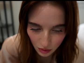 girl
        ellaa91 cam image #6540715