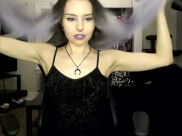 girl
        runacrow cam image #1581343