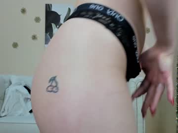 girl
        awesomeemily cam image #619012
