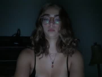 girl
        kiravixen cam image #2025365