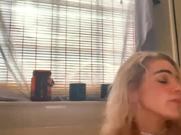 couple Nude Cam Girls Playing Games with naomi_skiesxo
