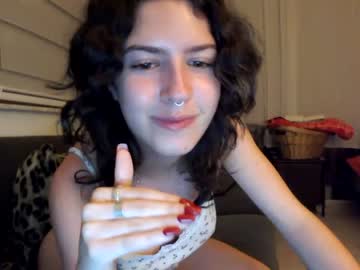 girl
        frenchava cam image #1646021