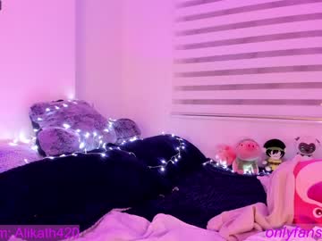 girl
        thecosmicgirl cam image #2419931