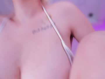 girl
        bella_adams_ cam image #6686031