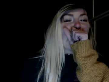 girl
        kipsy420 cam image #6279546