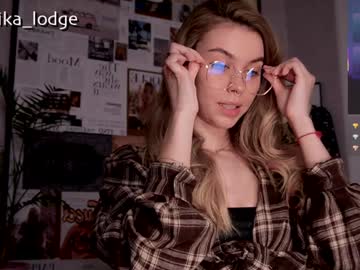 girl
        nika_lodge cam image #6388847