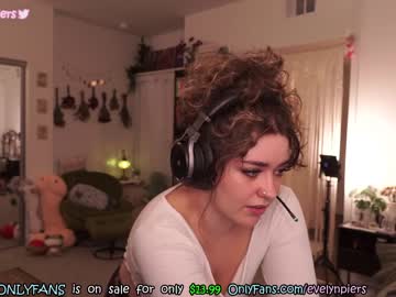 girl
        evelynpiers cam image #1922123