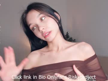 girl
        riskyproject cam image #6940107