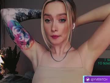 girl
        _yvie_ cam image #1086923