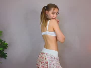 girl
        mialullaby cam image #5614358