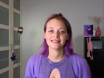 girl
        new_purple cam image #6360053