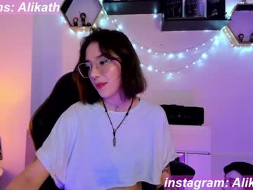 girl
        thecosmicgirl cam image #939354