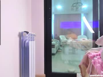 girl
        honey_pinkgreen cam image #1777573