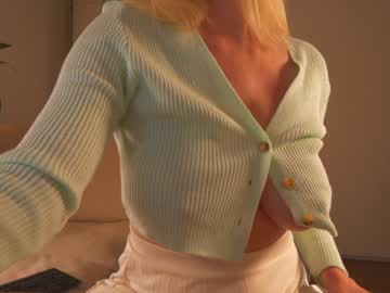 girl
        saltedhoney cam image #6620546
