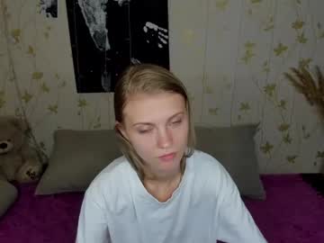 girl
        phoebepaw cam image #4410975