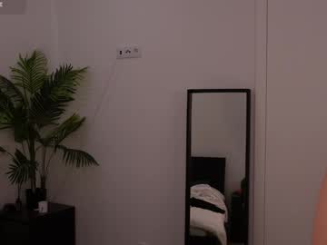 girl
        lilly_colins cam image #5930456