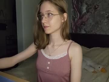 girl
        lowress cam image #6317750