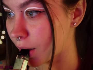 girl
        nika_lodge cam image #3881835