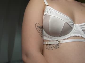 girl
        erline_may cam image #4221607