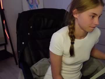 girl
        abby_laker cam image #4595338