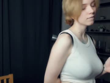 girl
        kristi_moss cam image #2789044