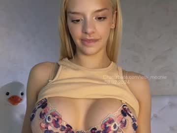 girl
        lesi_moonie cam image #4725659