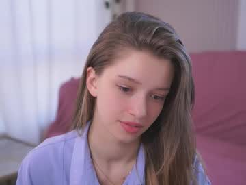 girl
        little_poetry cam image #6301226