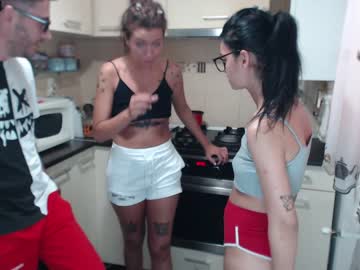 couple
        maya_and_guests cam image #1782081