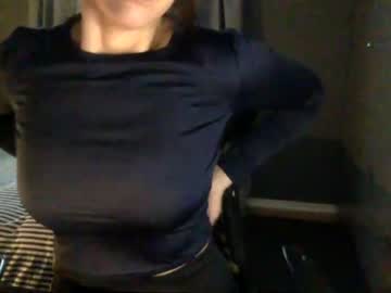 girl
        lillyandhertoyy cam image #3391481