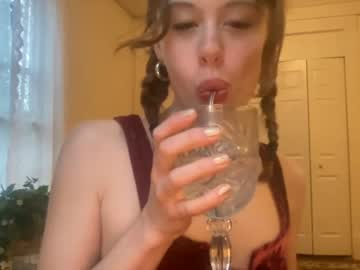 girl
        itsmiralou cam image #1385895