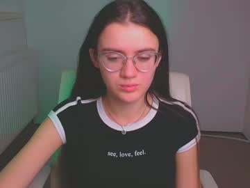 girl
        ketrin_pirsss cam image #5351758