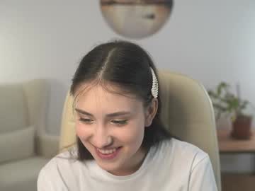 girl
        sunn_beamm cam image #6304473