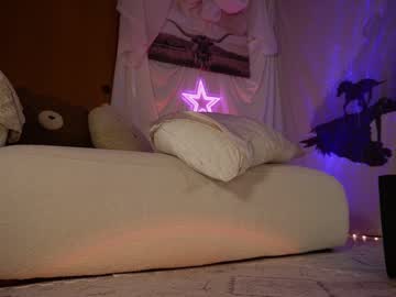 girl
        lucy_gooosey cam image #6939274