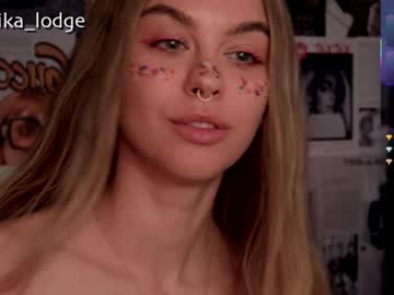 girl
        nika_lodge cam image #6539840