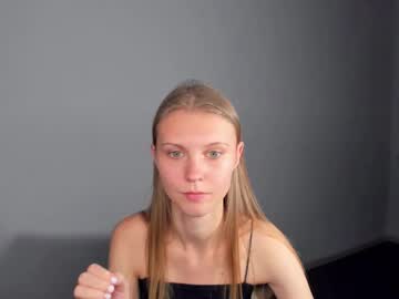 girl
        phoebepaw cam image #5326009