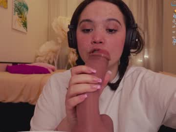 girl
        chery_lady22 cam image #1688575