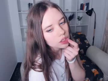 girl
        kristi_zenn cam image #3137182