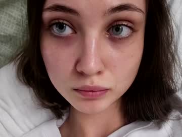 girl
        lauratanguy cam image #5842564