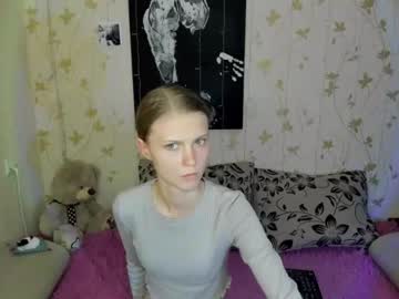 girl
        phoebepaw cam image #4189110
