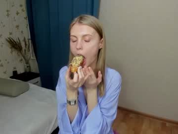 girl
        phoebepaw cam image #3265379