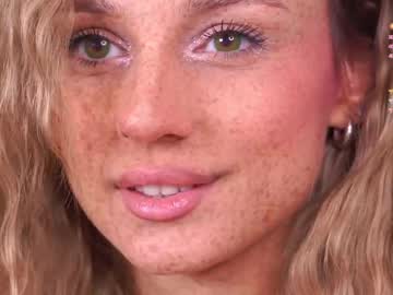 girl
        artease cam image #6387155