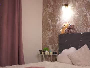 girl
        meow_meow_mia cam image #5996763